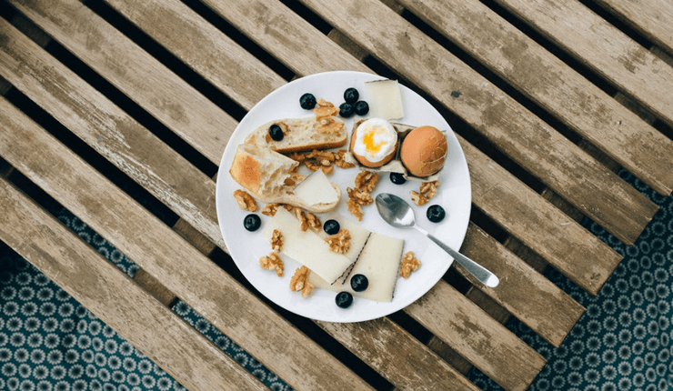 завтрак блюдо тарелка куриное яйцо орехи доска оливки орехи доска оливки