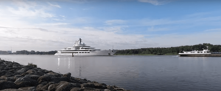 Слева яхта "Шехерезада"