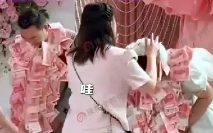 Невест на свадьбу засыпали деньгами, гирлянды из денежных купюр, курьезы, подарок на свадьбу для молодоженов, фото, Китай