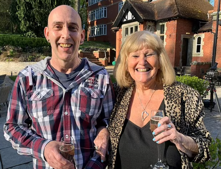 Мать встретила сына, от которого отказалась в 17 лет, кем он стал, усыновление ребенка, потерянные родственники, шоу, поиск людей