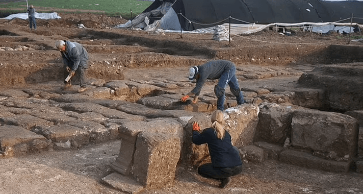 База римского легиона, раскопки Тель-Мегиддо, Феррата VI легиона, античная военная архитектура, римское военное присутствие, исторические артефакты, археологические открытия
