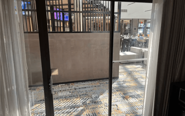 Постоялець готелю був шокований видом із вікна кімнати на ресторан із людьми