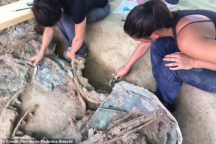 археология, раскопки, гробница, могила принца из железного века, италия