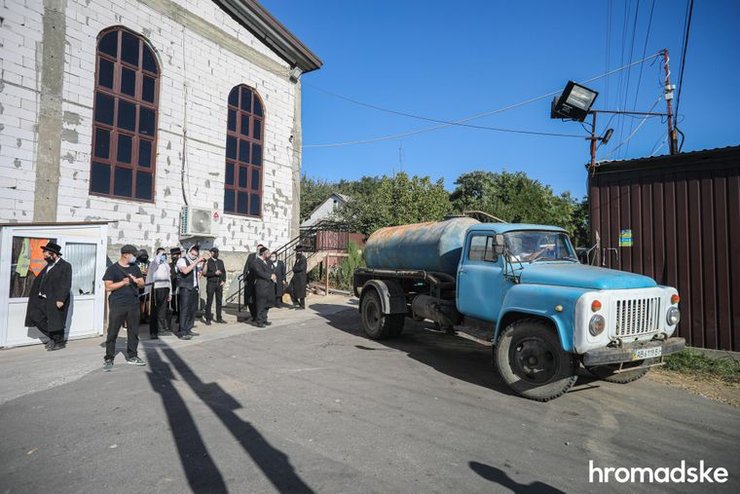 Фото с места кофликта из-за синагоги в Умани