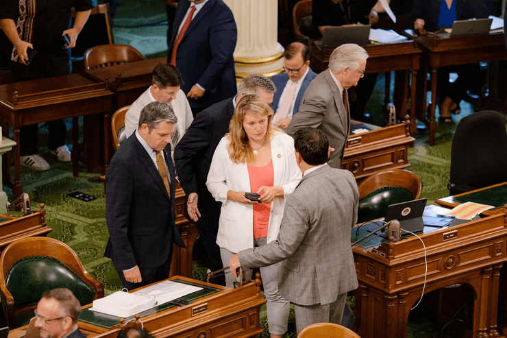 дитина за комп'ютером, діти в інтернеті, захист дітей в інтернеті, обмеження онлайн-платформ, соцмережі