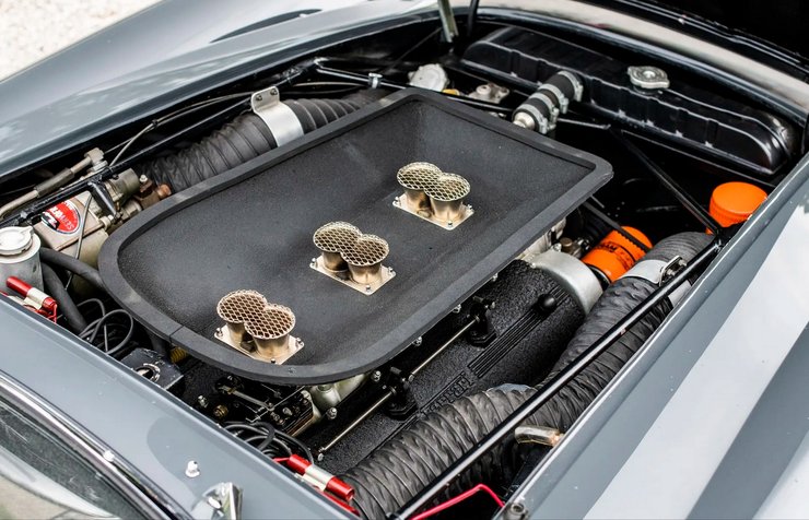 Кабриолет оснащен 260-сильным V12