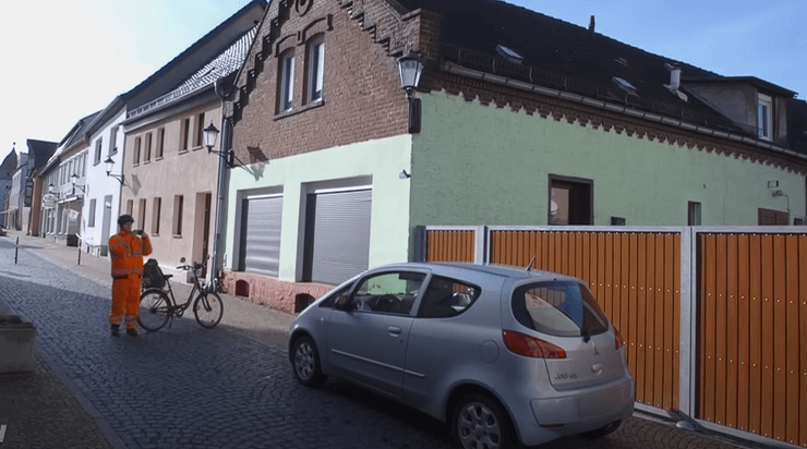 Парень ищет неправильно припаркованные машины, мастер доносов, тысячи водителей, выписывают штрафы, сотрудничает с полицией