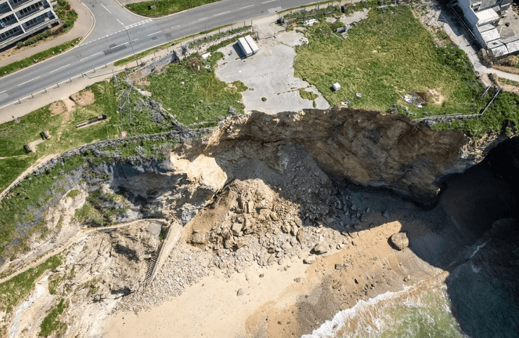 Элитный жилой комплекс постепенно падает в море, оползень, обвал, Великобритания, туризм, строительство, недвижимость