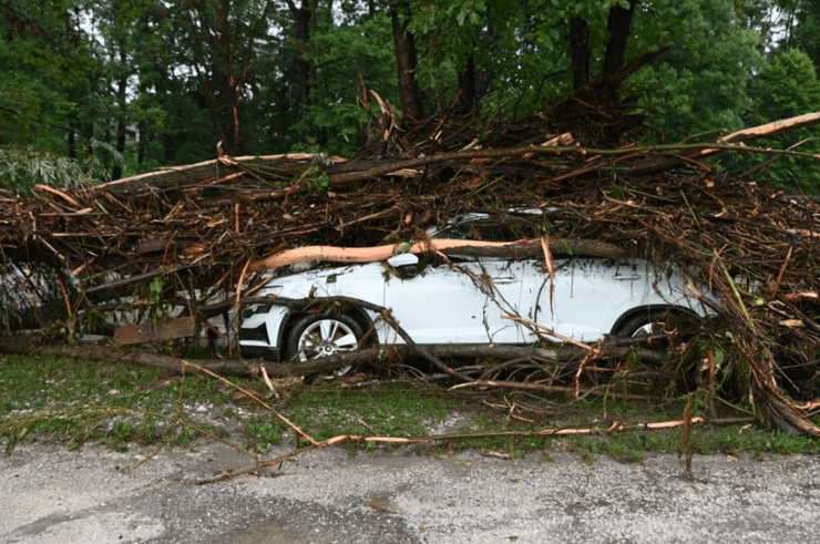 повінь у Словенії, пошкоджений автомобіль через повінь