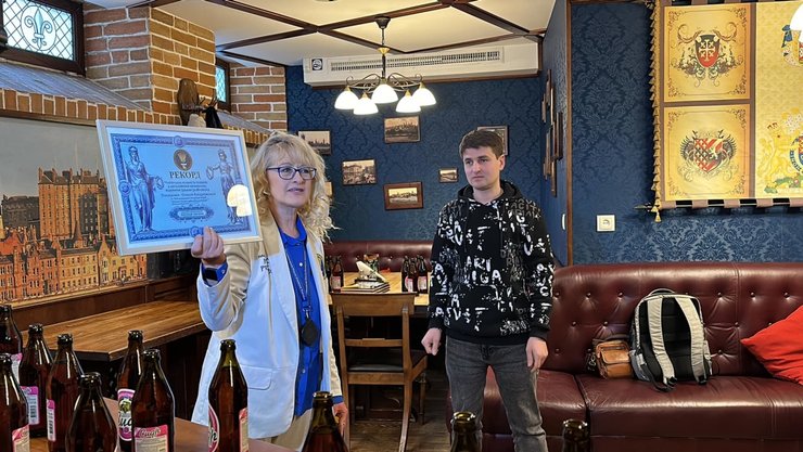 Алексей Кордзиховский за минуту открыл зубами 52 бутылки с пивом