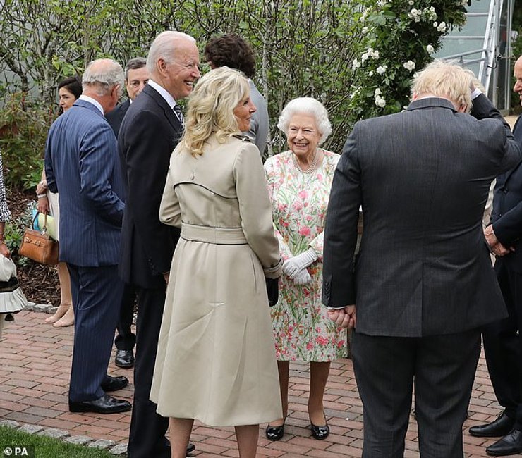 жена байдена и елизавета