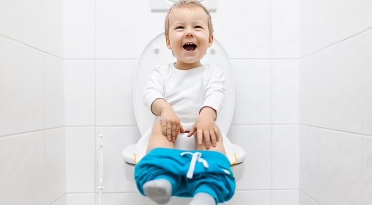 Ребенок на унитазе