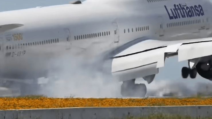 Посадка самолета, шасси, неудачная посадка, Boeing 747, вирусное видео, колеса самолета, дым, самолет подпрыгнул, посадочная полоса