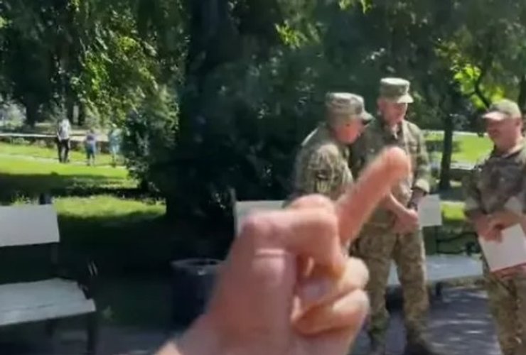 Блогер оскорбил военных