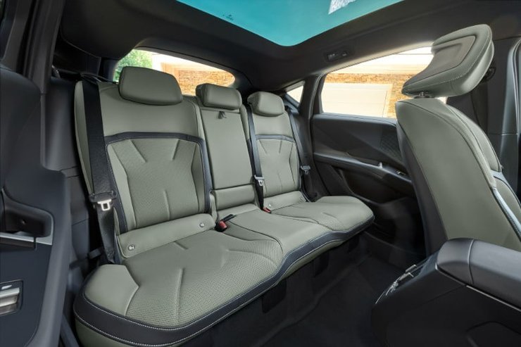 Автомобиль BMW iX4 2027 года