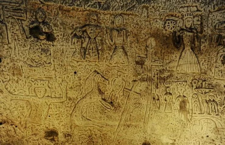 Печера під містом у Британії, стародавня печера, таємна печера, малюнки на стінах, загадкові малюнки, різьблення на стінах,