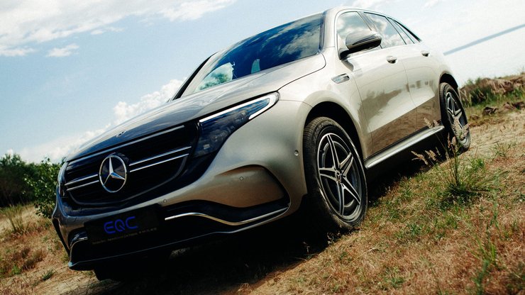 Mercedes-Benz EQA на березі Київського моря