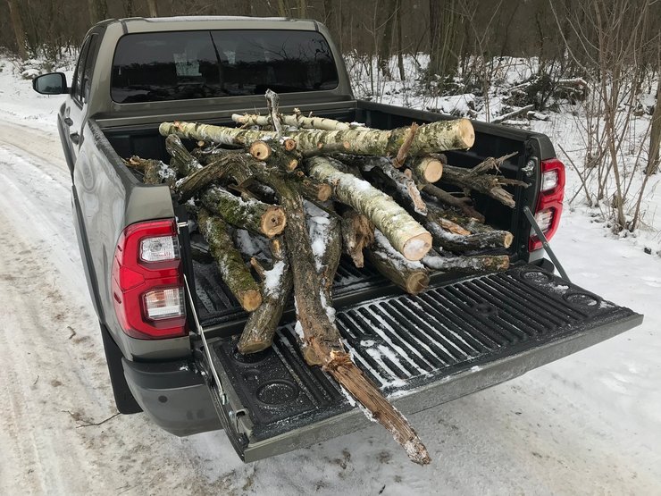 пикап Toyota Hilux, пикап Тойота Хайлакс внешность, пикап Toyota Hilux экстерьер, пикап с дровами в кузове, перевозка дров, доставка дров