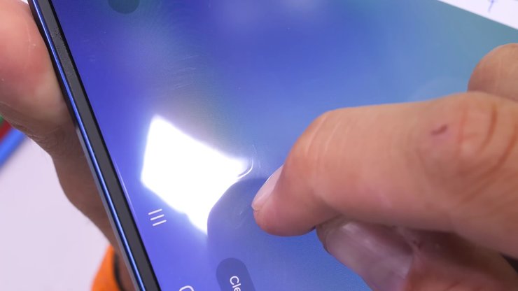 cкладной смартфон царапина samsung galaxy z fold 7