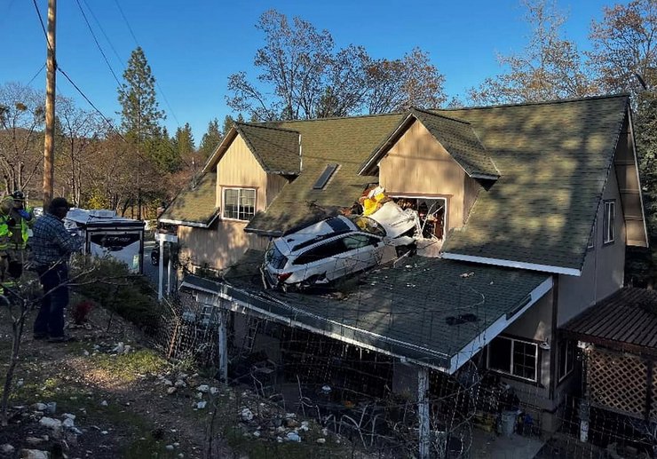 курйозне ДТП, дтп в США, авто на даху, Subaru Outback