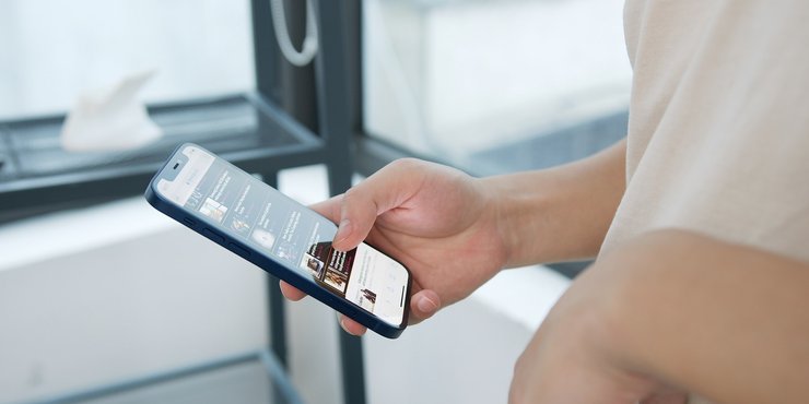 Смартфон iPhone 12 у руках