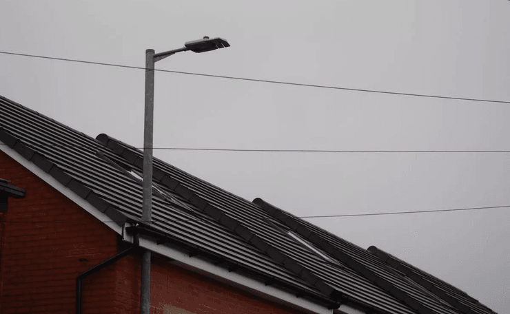 Фонарный столб в крыше дома, фонарь, столб, крыша дома, уличный фонарь, строитель