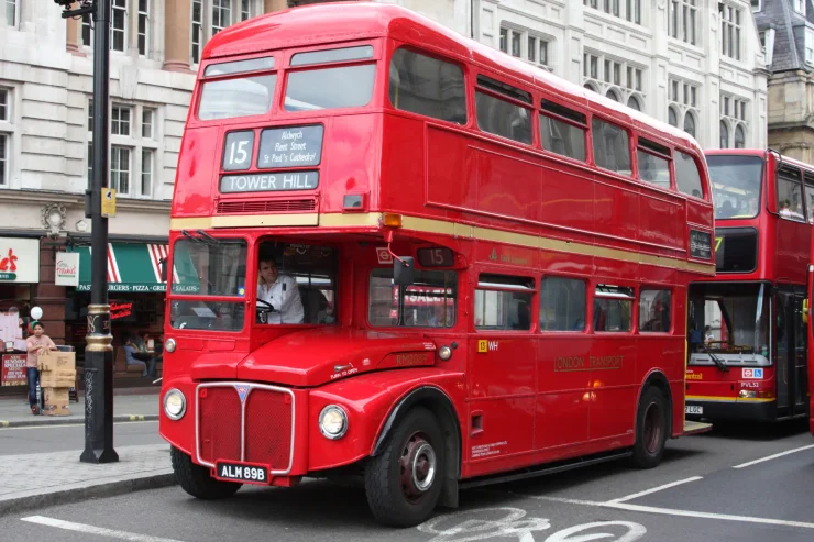 женщина сделала из автобуса дом