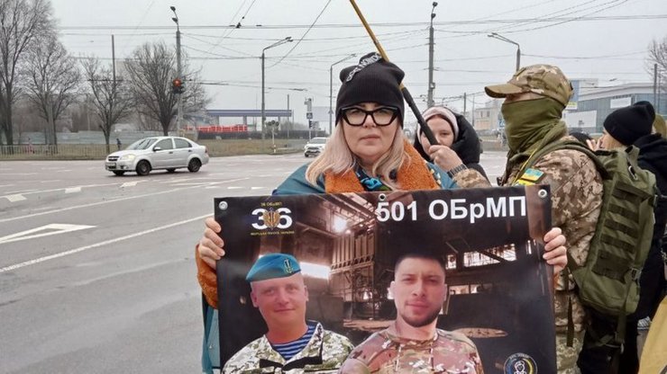 Оксана Ямпольская на митинге родственников военнопленных