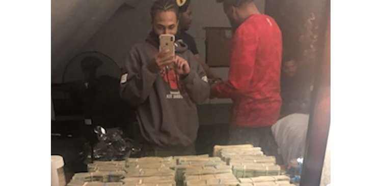 Преступники хвастают "добычей"