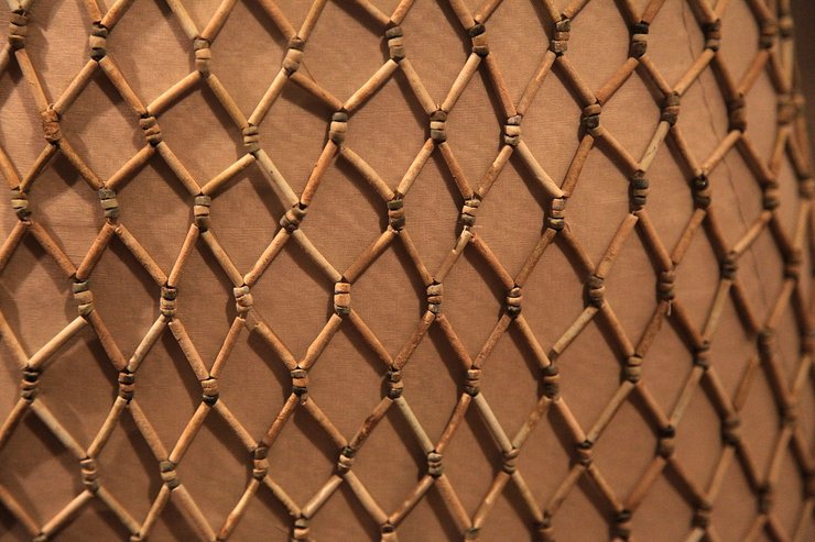 Платье изготовлено из фаянсовых бусин