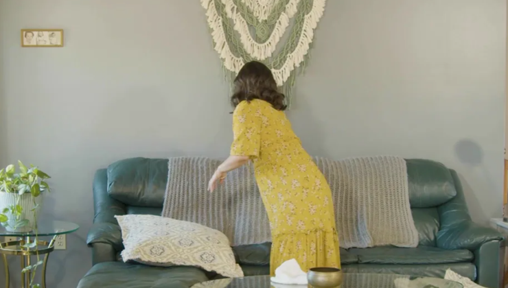 Мужчина платит женщине 100 долларов за услуги домохозяйки, отношения в семье, гендерные стереотипы