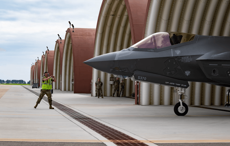 американський літак, літак в ангарі, літак F-35, F-35