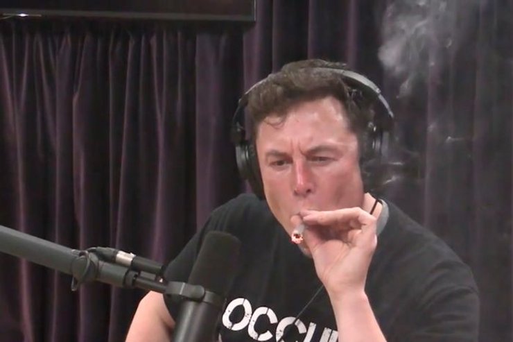 Илон Маск курит марихуану во время двухчасового интервью для подкаста Джо Рогана