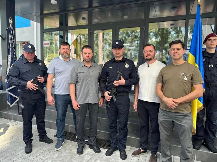 Правоохоронці Ірпеня з новою зброєю Фото: М. Заблоцький