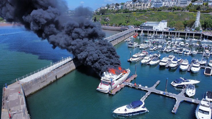 яхта, пожар, пожар на яхте, девон, марина, пожар в марине