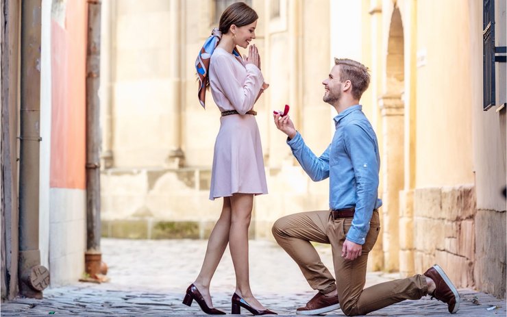 фото, делающий девушке предложение парень 