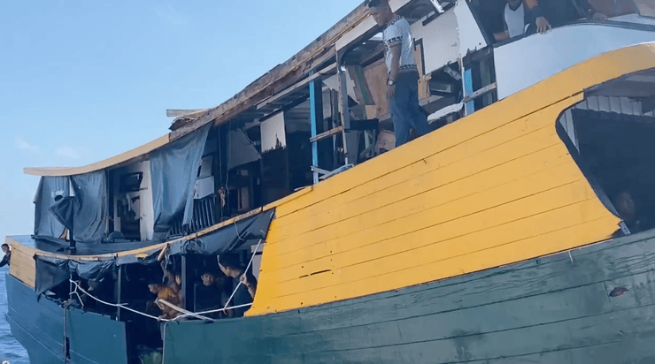 Пошкодження філіппінського човна постачання