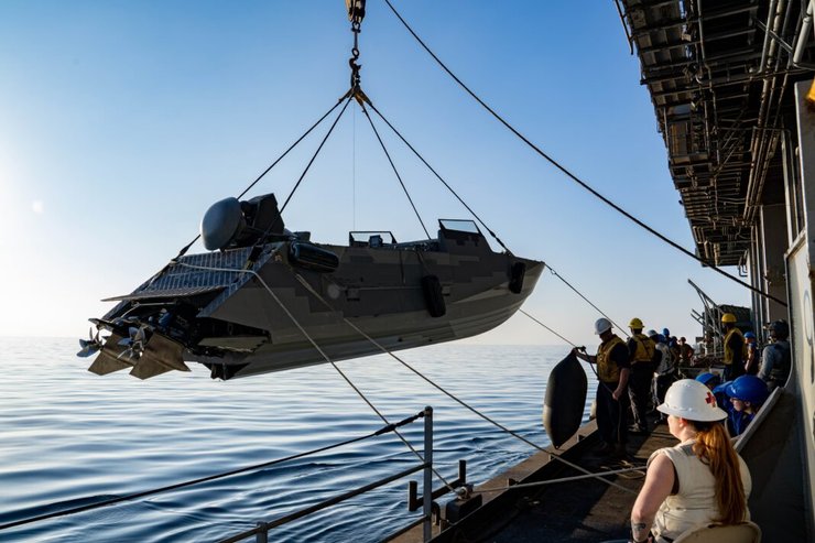 Катер Combatant Craft Assault ВМС США спускают на воду