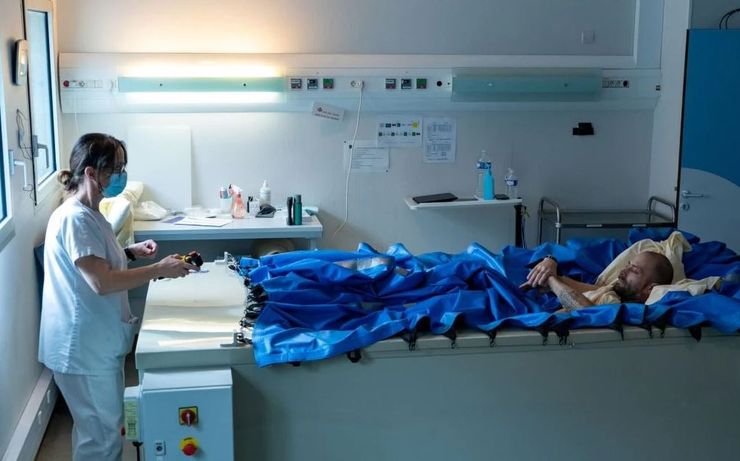 Людям платять 5000 євро, щоб вони лежали у спеціальному ліжку задля експерименту, що потрібно роботи, курйози