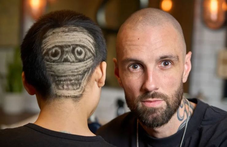 Модная стрижка для мужчин с фото, курьезы, парикмахер предлагает мужчинам бесплатные прически, что не так с этим предложением