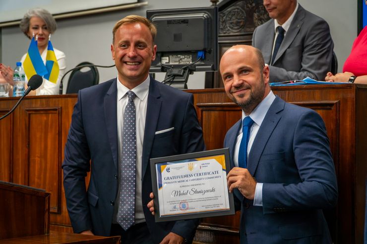 Президент КМУ Поканевич Олександр вручає подяку за підтримку віце-президенту міста Битом (Польща), де зараз знаходиться кампус КМУ