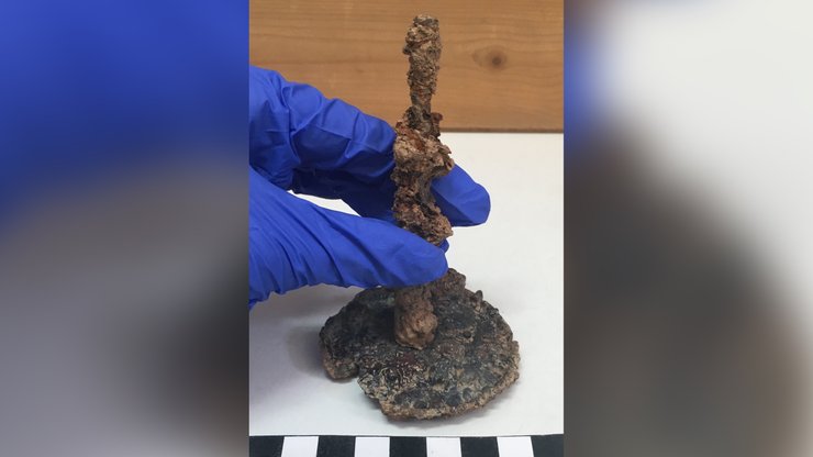 гвоздь, рука, перчатка, стол, фото