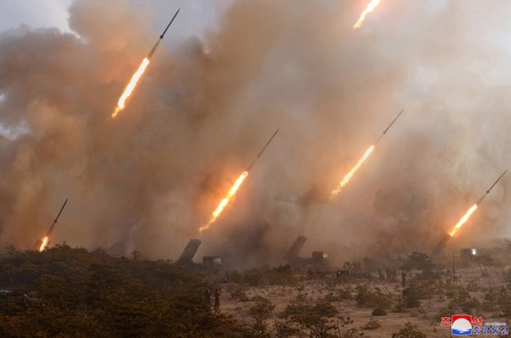 Артиллерийские учения в КНДР