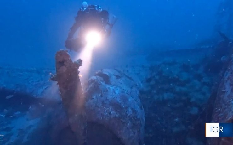 хвіст літака, дайвер, вода, фото