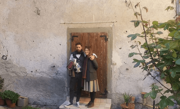 Супруги живут в заброшенной квартире, заброшенная квартира, жилье, дом, ремонт дома, жилье в Италии, семья купила дом