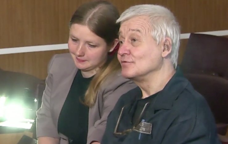 Обвинувачений у резонансній справі про серійні злочини в залі суду поруч зі своєю дружиною