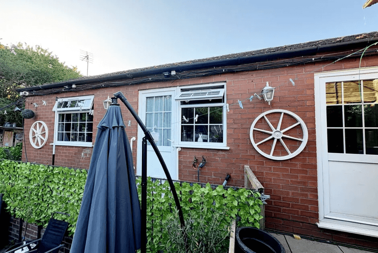 Дівчина показала своє затишне житло в бабусиному саду, яке допомогло їй накопичити гроші на нове житло