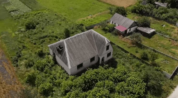 пара переїхала в село 1 хата село