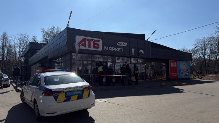 Полиция возле супермаркета АТБ