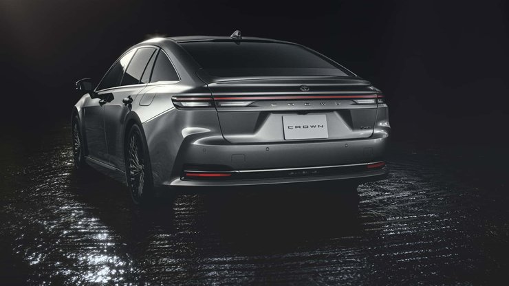 На крышке багажника установлен спойлер